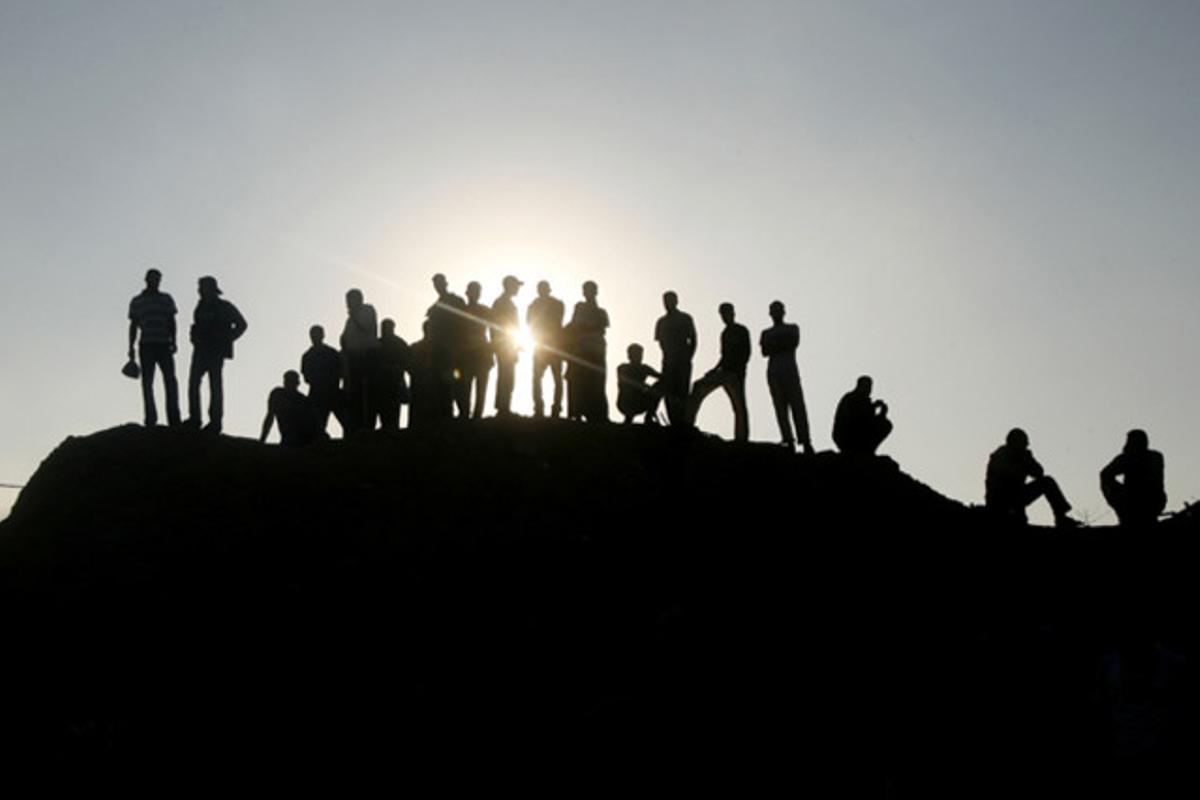Un grup de palestins inspecciona un túnel --utilitzat per al contraban-- danyat pels bombardejos israelians a la frontera entre Egipte i la franja de Gaza.