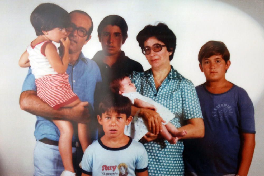 Foto de familia con sus cinco hijos y su mujer, Loli Palomo, con quien el año pasado celebró las bodas de oro.