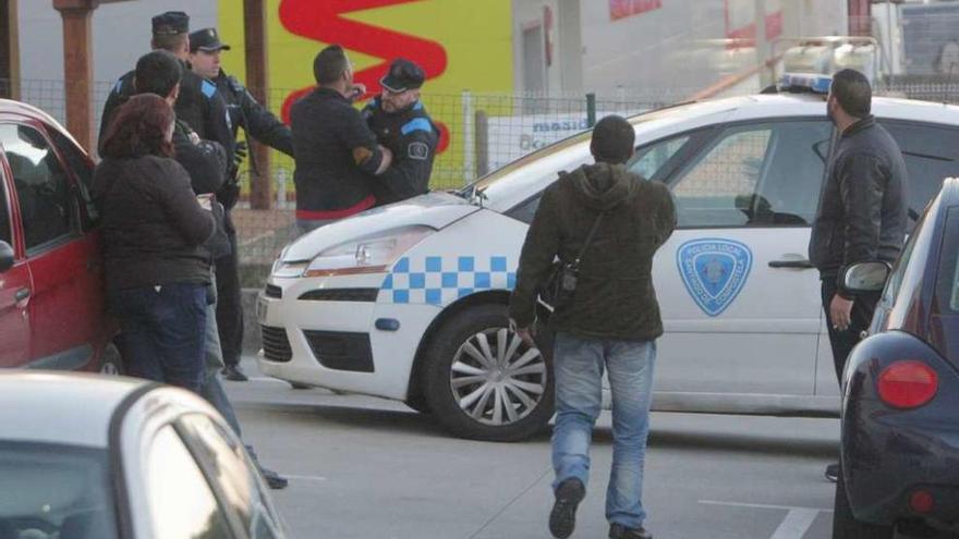 Varios agentes en la zona donde ayer se registró la reyerta entre los clanes.