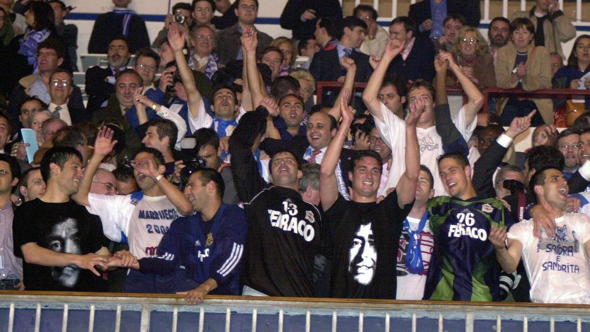 Scaloni, en el centro de la imagen, celebrando la Liga ganada con el Deportivo en el palco de Riazor