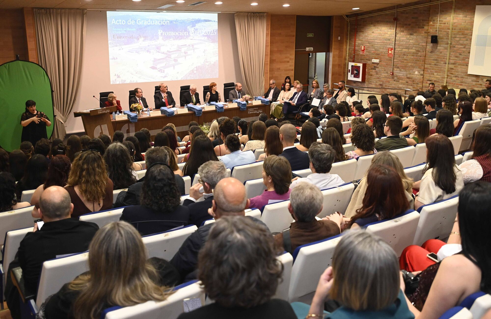 Las últimas promociones de los grados en Traducción e Interpretación, Filología Aplicada Gallega y Española y Lenguas Extranjeras recogieron sus diplomas 