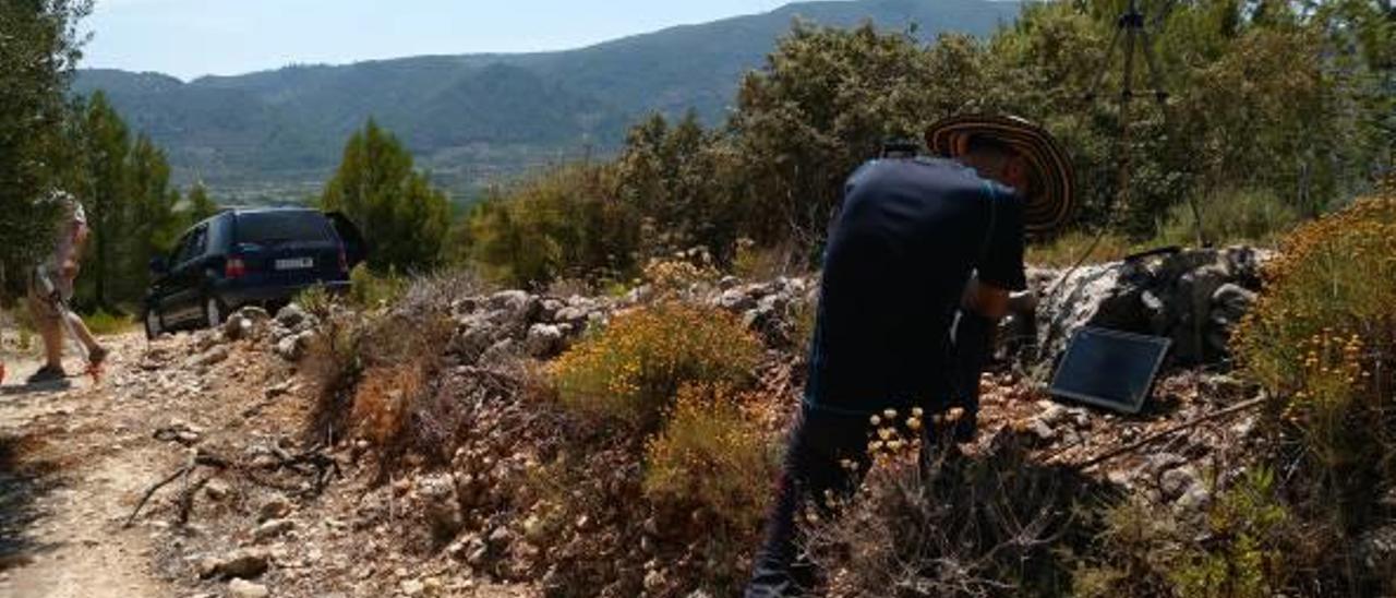 El equipo de investigadores de la UA trabajando en el término municipal de L&#039;Orxa para hallar vestigios de ocupación a lo largo de los siglos.