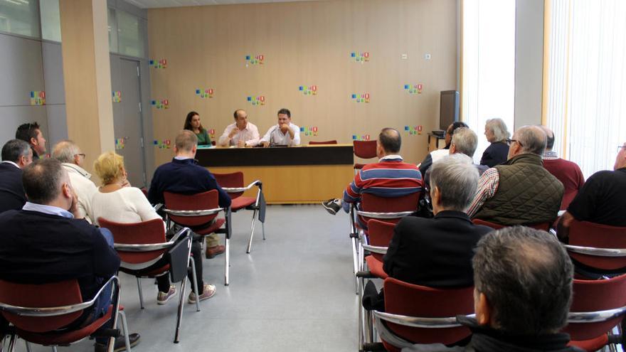 Los vecinos y comerciantes de Tomás Ortuño en la reunión celebrada en el Ayuntamiento.