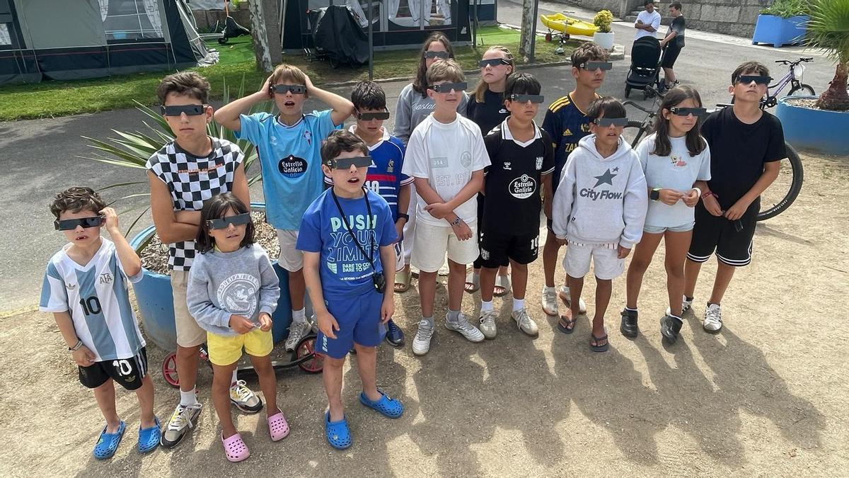 Niños prueban las gafas homologadas adquiridas por la Asociación Galega de Cámpings