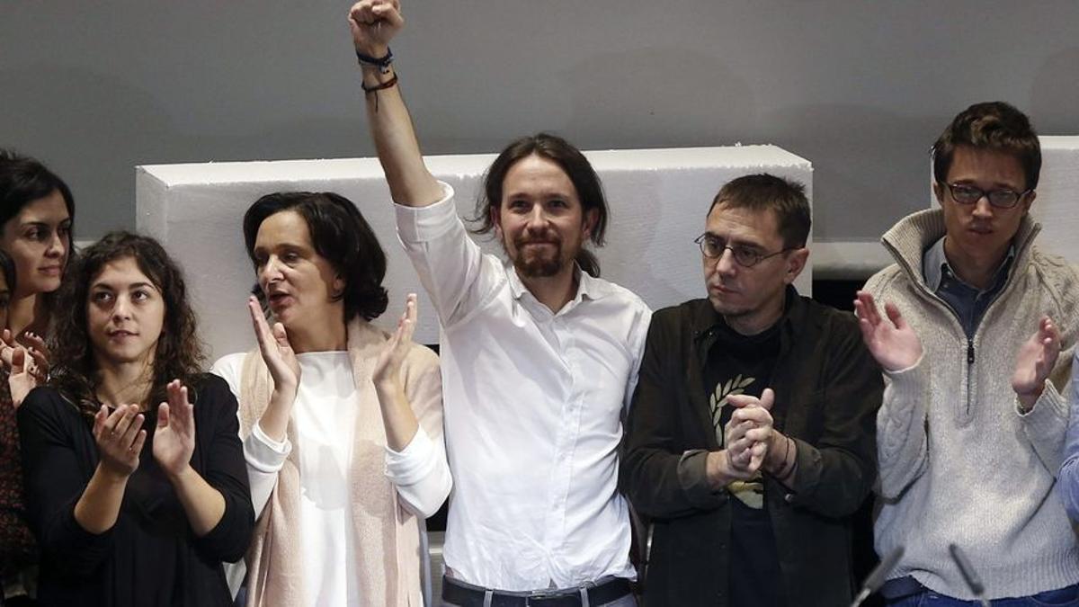 El ex líder de Podemos, Pablo Iglesias, junto a los ex miembros de su equipo, Tania González, Carolina Bescansa, Íñigo Errejón y Juan Carlos Monedero, durante el acto de clausura de la Asamblea Ciudadana en el Teatro Nuevo Apolo de Madrid.