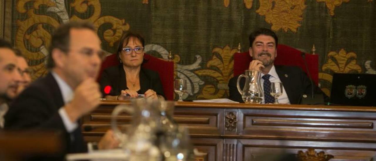 El alcalde, Luis Barcala, observa sonriente la intervención del edil Carlos Castillo (a la izquierda), durante el pleno de este lunes.