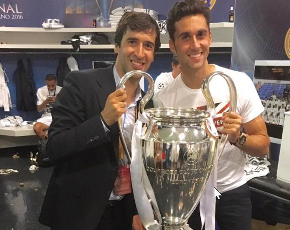 Raúl y Arbeloa con la Champions ganada por el Madrid en Milan  