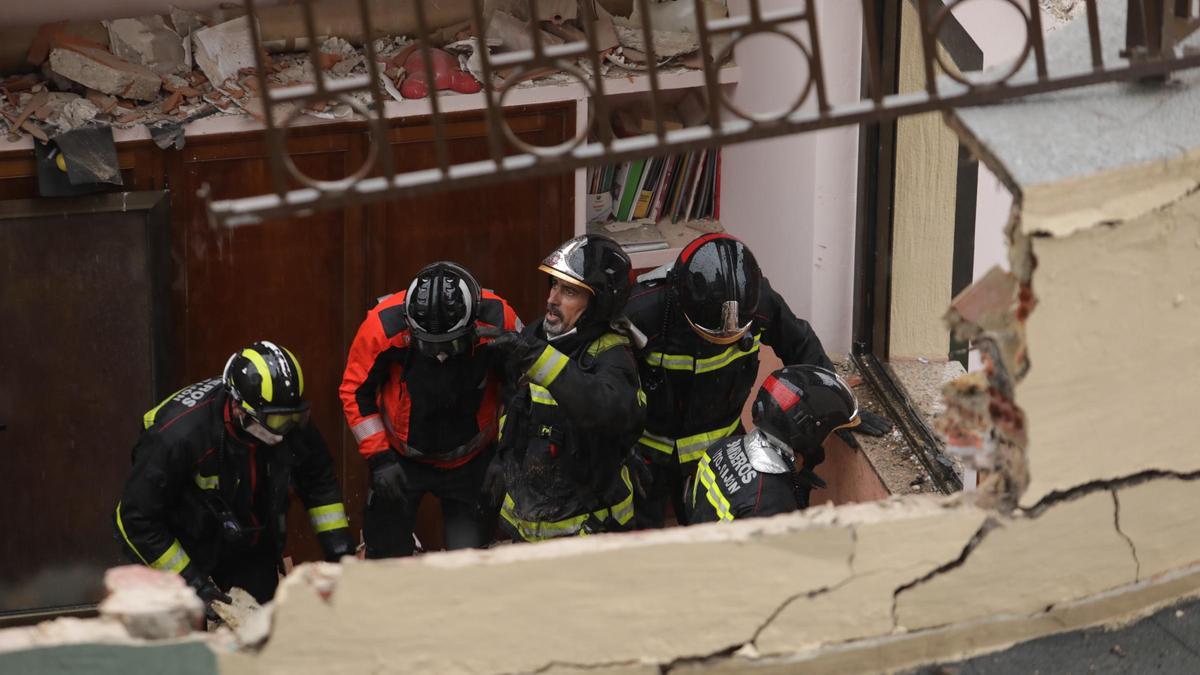 Labores de rescate de Bomberos de Gijón en el edificio