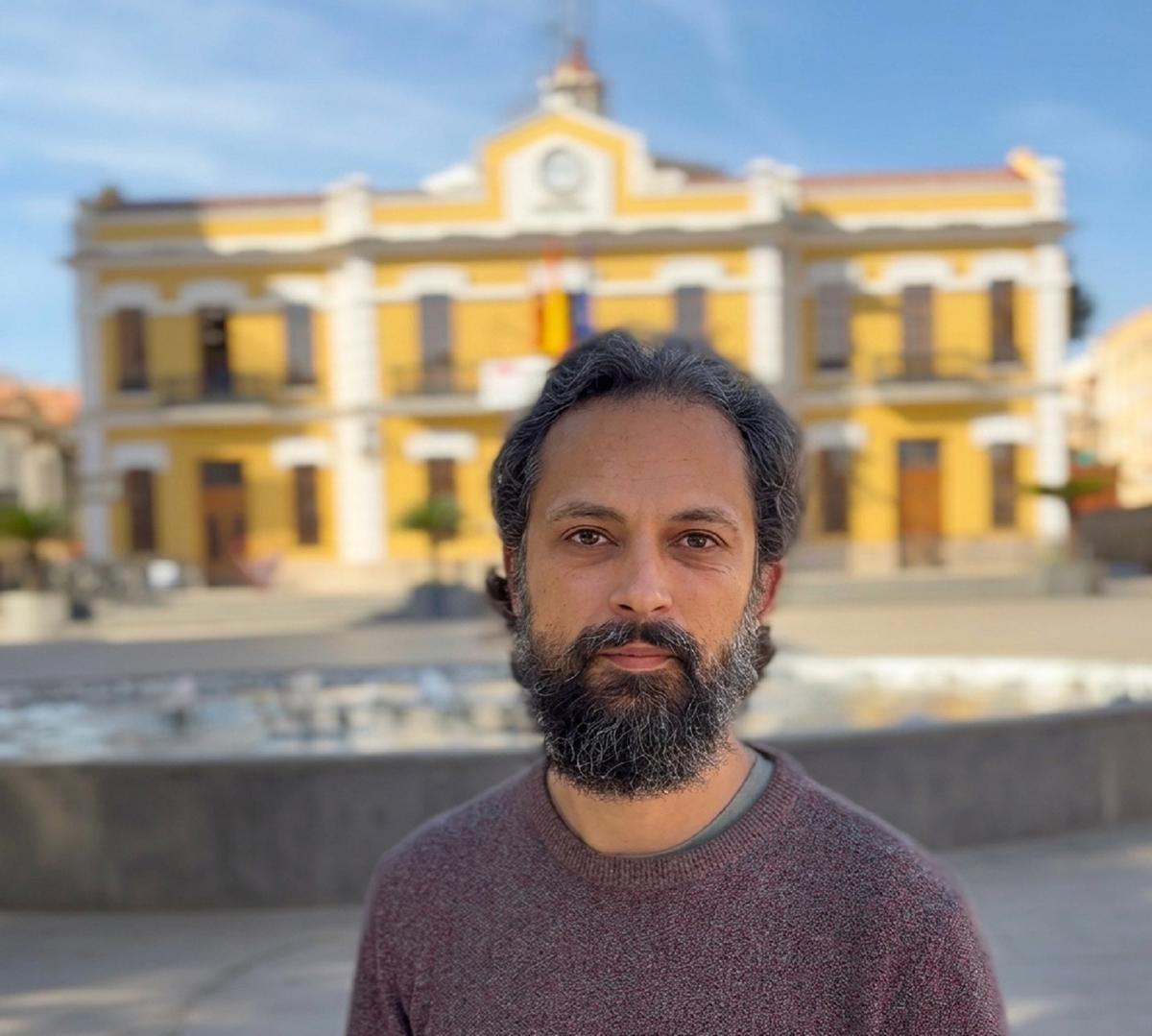 El candidato de EU, Iván Arbildua, en la plaza del Ayuntamiento de Burjassot.