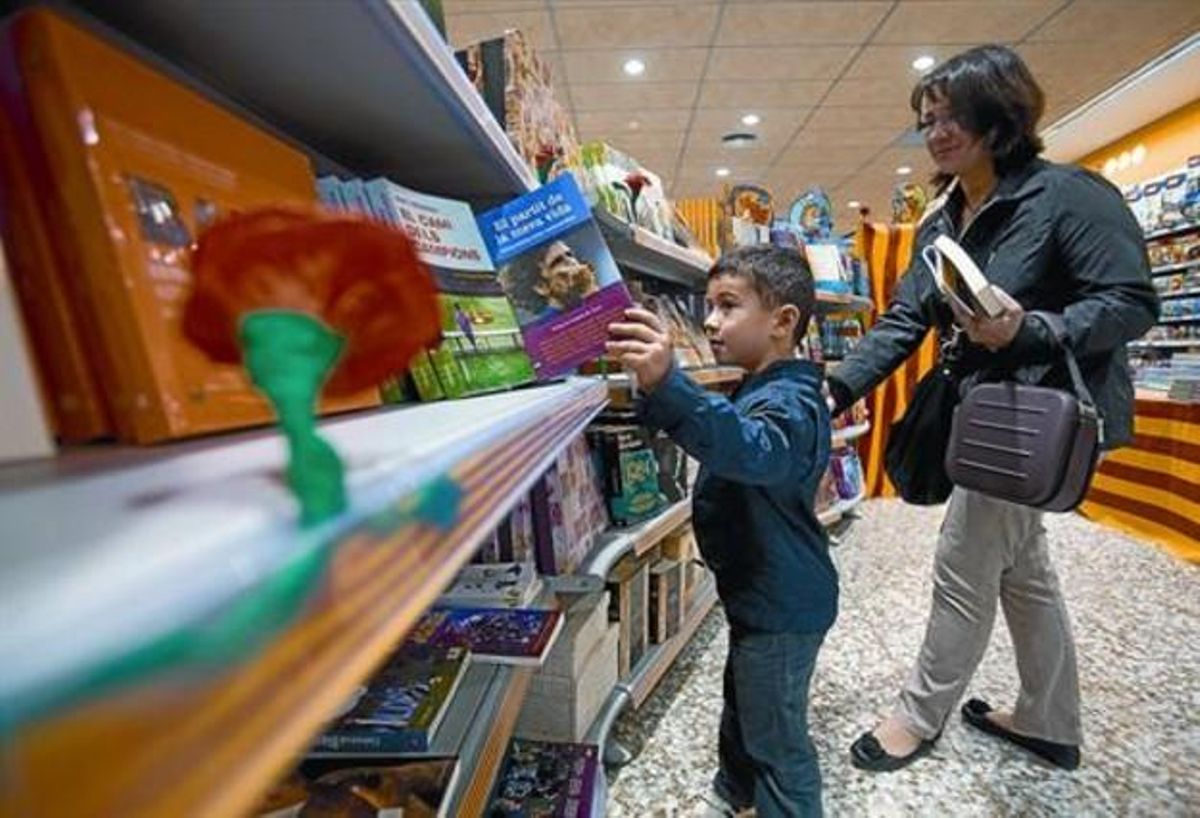 Compradors anticipats a l’Abacus de l’Hospitalet. Compradors anticipats a l’Abacus de l’Hospitalet.
