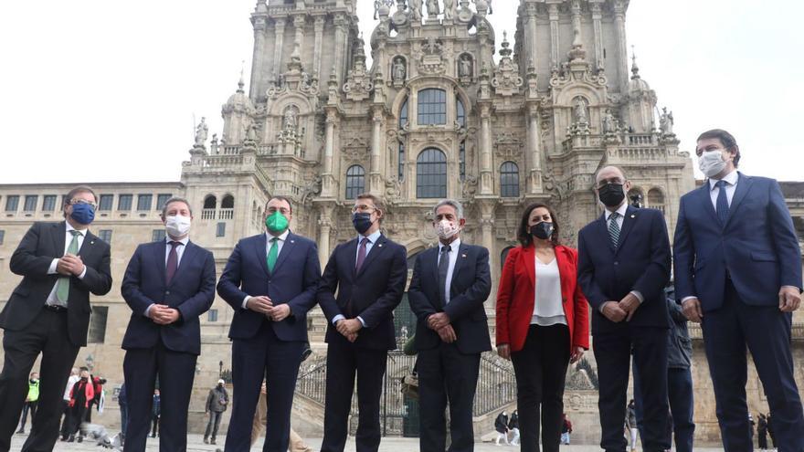 Los ocho presidentes autonómicos que firmaron la Declaración de Santiago, en noviembre de 2021, en la plaza del Obradoiro de la capital gallega. Por la izquierda, Guillermo Fernández Vara (Extremadura), Emiliano García-Page (Castilla-La Mancha), Adrián Barbón (Asturias), Alberto Núñez Feijóo (Galicia), Miguel Ángel Revilla (Cantabria), Concha Andreu (La Rioja), Javier Lambán (Aragón) y Alfonso Fernández Mañueco (Castilla y León).