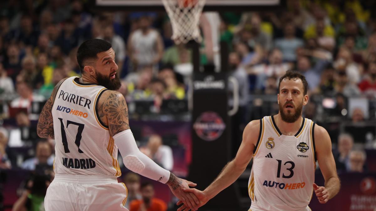 Vincent Poirier y el 'Chacho' Rodríguez celebran una canasta del Real Madrid en el partido contra Olympiacos.