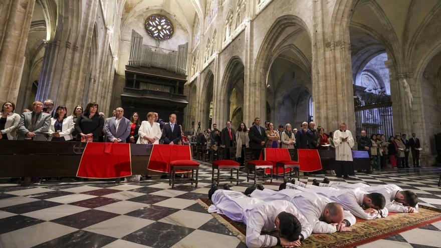 En imágenes | Ordenación en la catedral de Oviedo de cuatro nuevos diáconos transitorios