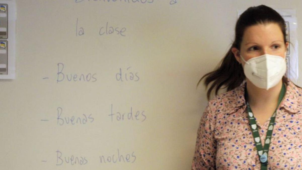 Una profesora enseña castellano a ucranianos en el Liceo.