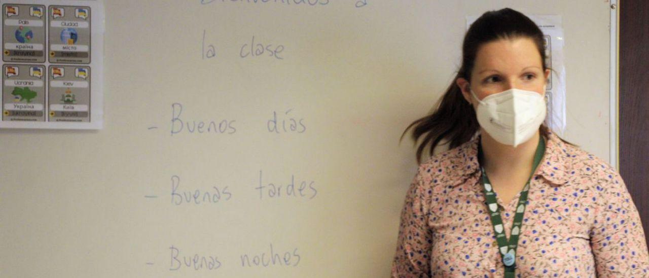 Una profesora enseña castellano a ucranianos en el Liceo.