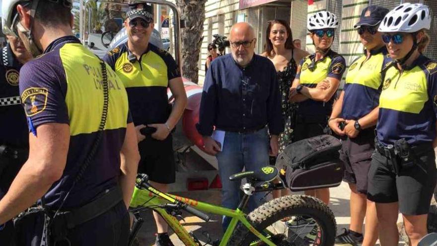 Más de una veintena de agentes velan por la seguridad en Arenales