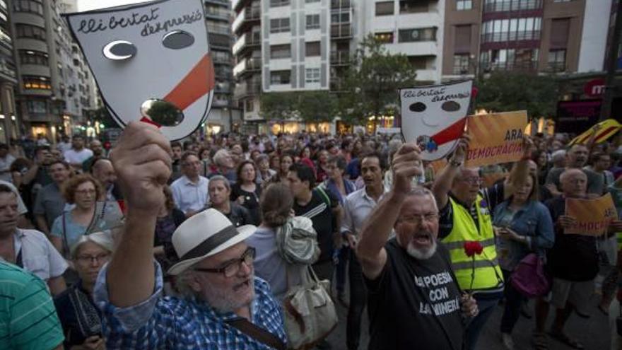 Concentración ayer ante la Delegación del Gobierno en València.