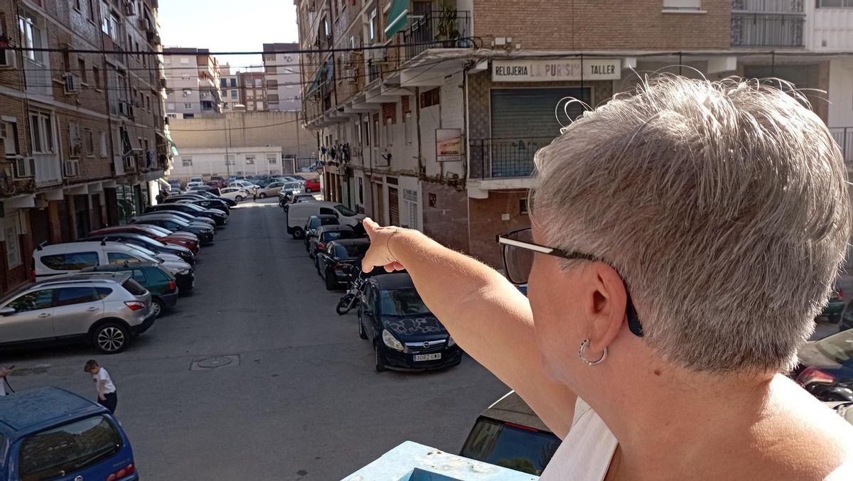 Los vecinos critican el tamaño del centro de salud de Miraflores de los Ángeles, al fondo.