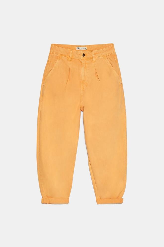 Vaqueros slouchy color mandarina de Zara. (Precio: 25,95 euros)