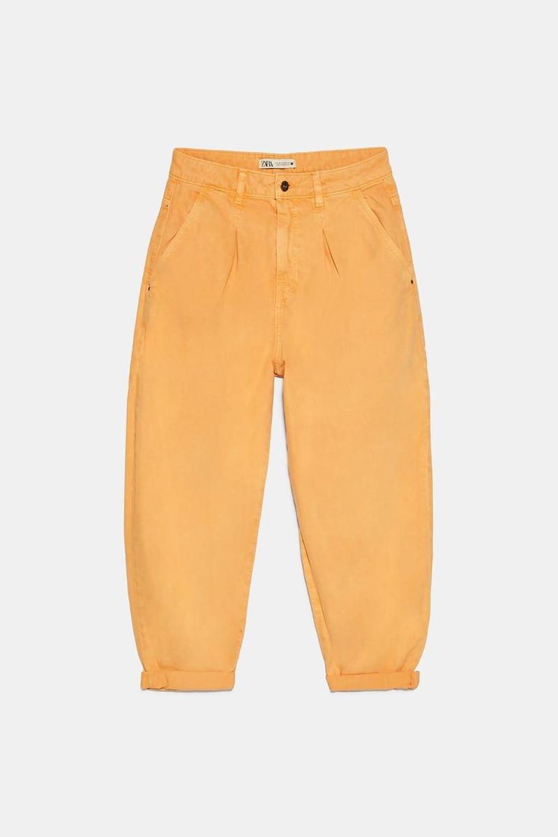 Vaqueros slouchy color mandarina de Zara. (Precio: 25,95 euros)