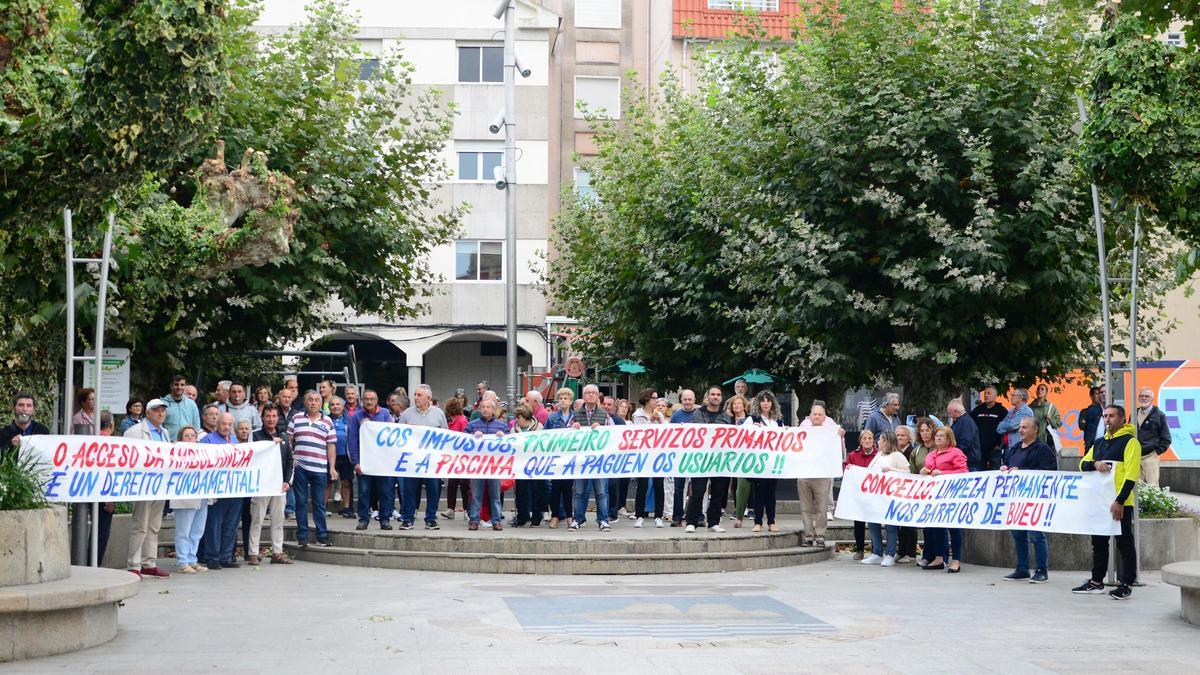 La concentración de vecinos de los barrios de Bueu, ayer, antes de la celebración del pleno municipal.
