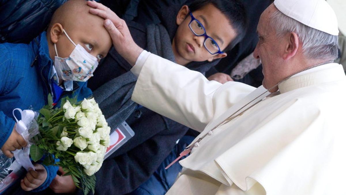 El papa Francisco saluda a uno de los ingresados.