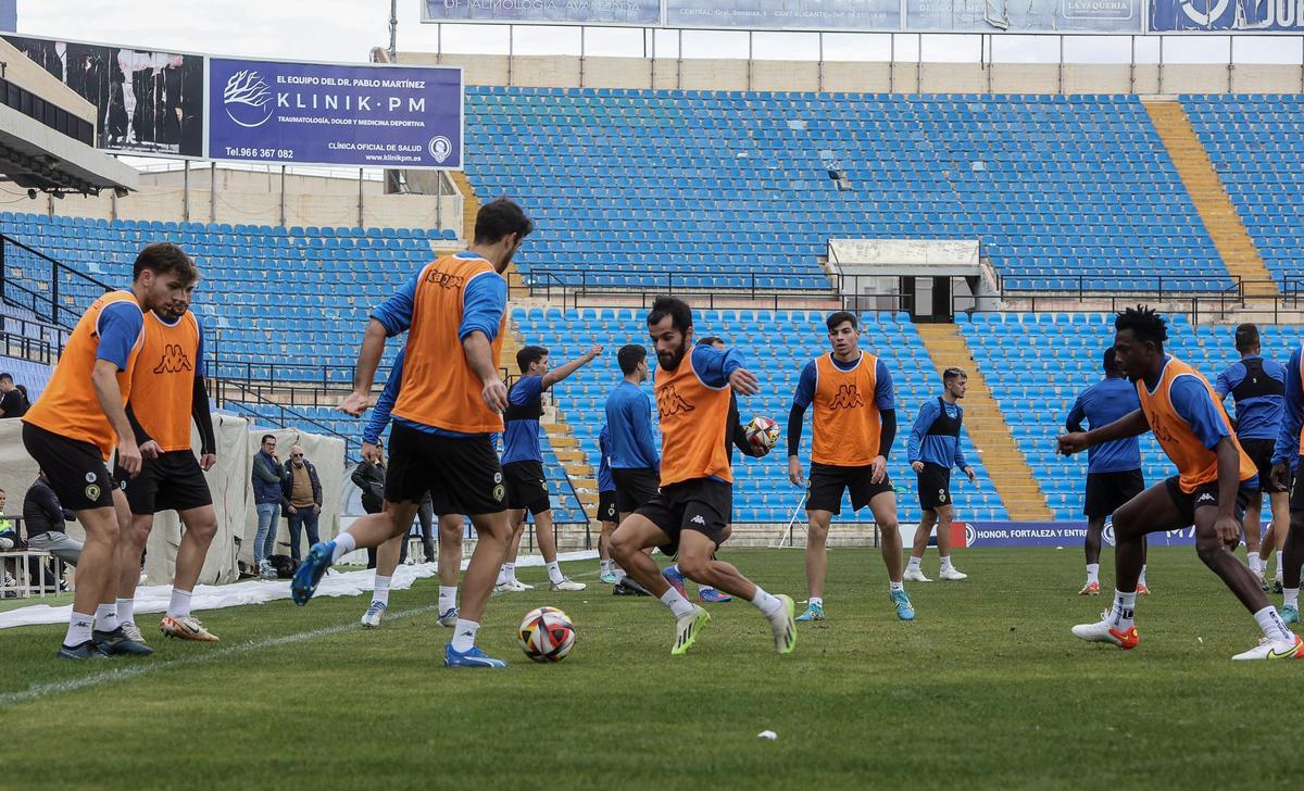 Nico Espinosa participa en el rondo montado por Torrecilla en el entrenamiento de puertas abiertas en el Rico Pérez antes del partido en Lleida.