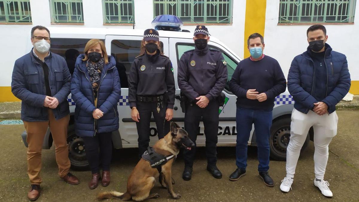 Peñarroya formaliza la creación de una unidad canina de la Policía Local.