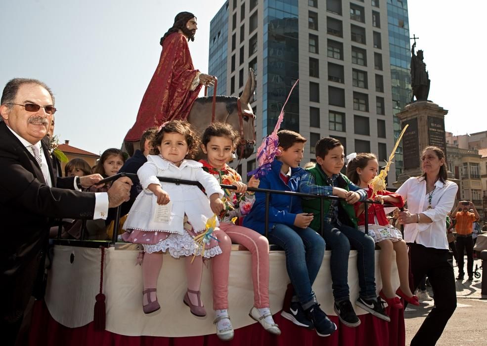 Procesión y bendición de los ramos en Gijón.