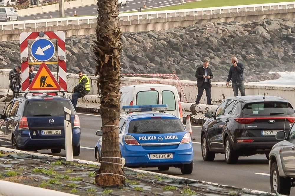 Colas de entrada a la ciudad por el socavón de la Avenida Marítima