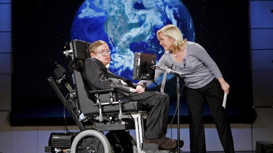 El profesor Stephen Hawking (i) junto a su hija, Lucy Hawking (d), durante la charla &quot;Por qué debemos viajar al espacio&quot; , en la Universidad George Washington de Washington D.C., Estados Unidos. En la conferencia Hawking discute la posibilidad de la exploración de los humanos en el espacio exterior. EFE/STEFAN ZAKLIN