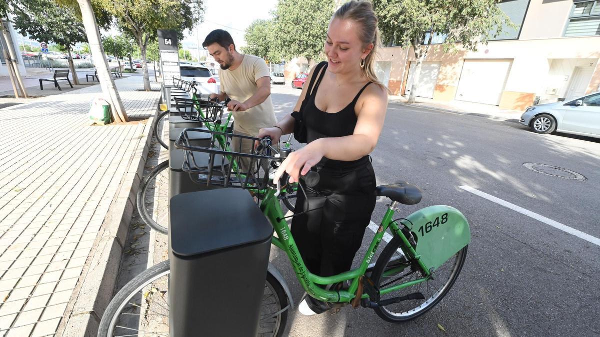 Usuarios de Bicicas en la plaza Miquel Soler.