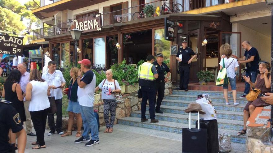 Dénia desaloja una finca de 30 apartamentos de la playa por peligro de derrumbe