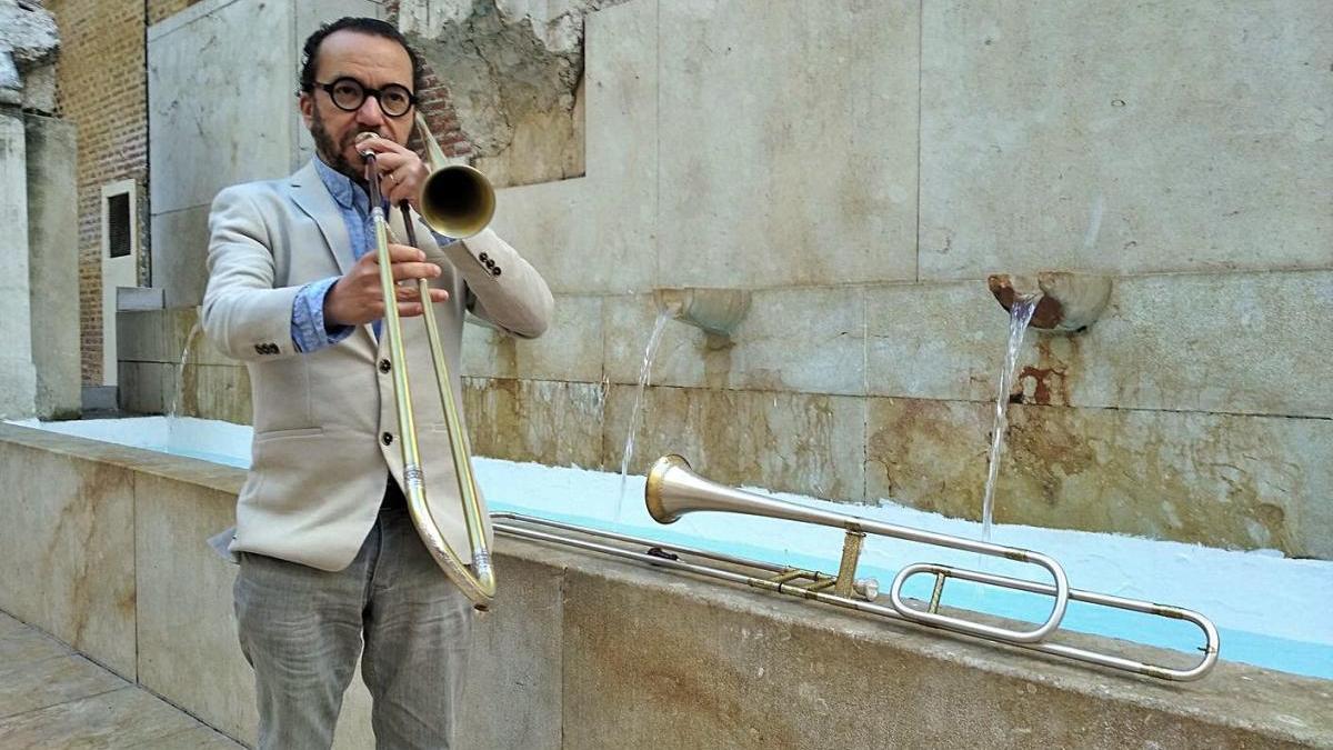 Daniel Anarte, fundador de Oniria, ayer, en la plaza de las Flores toca un sacabuche tenor, réplica de un original de 1551 y al lado, un sacabuche bajo, réplica de un original de 1622.