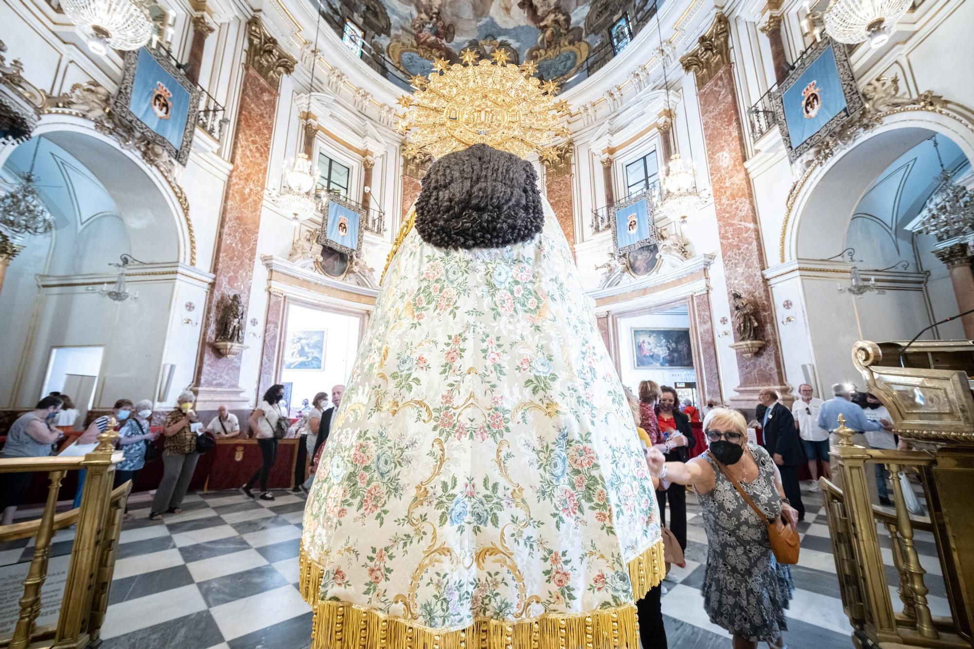 Colas desde primera hora en el Besamanos a la Virgen