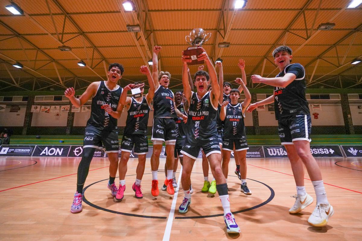 Los jugadores del BCB celebran el título obtenido en Almendralejo.