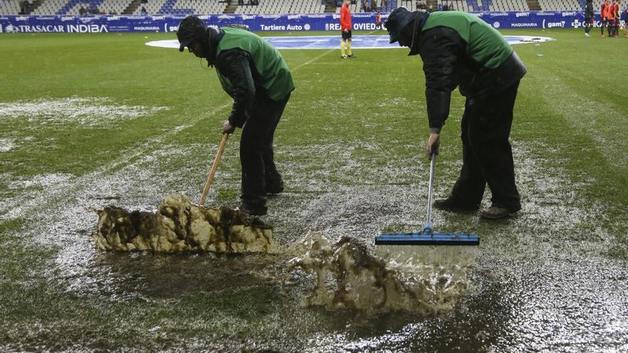 Operarios retirando agua del césped del Tartiere en el partido contra Osasuna de esta temporada.