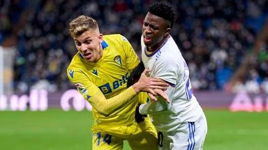 Alejo, del Cádiz, y Vinícius, del Madrid, pugnan por un balón.