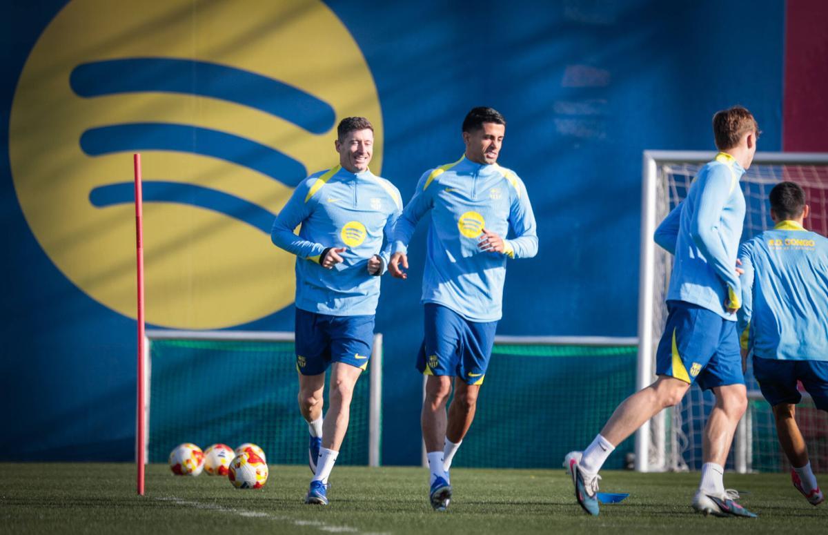 João Cancelo, por delante de Robert Lewandowski, en el último entrenamiento en Sant Joan Despí.