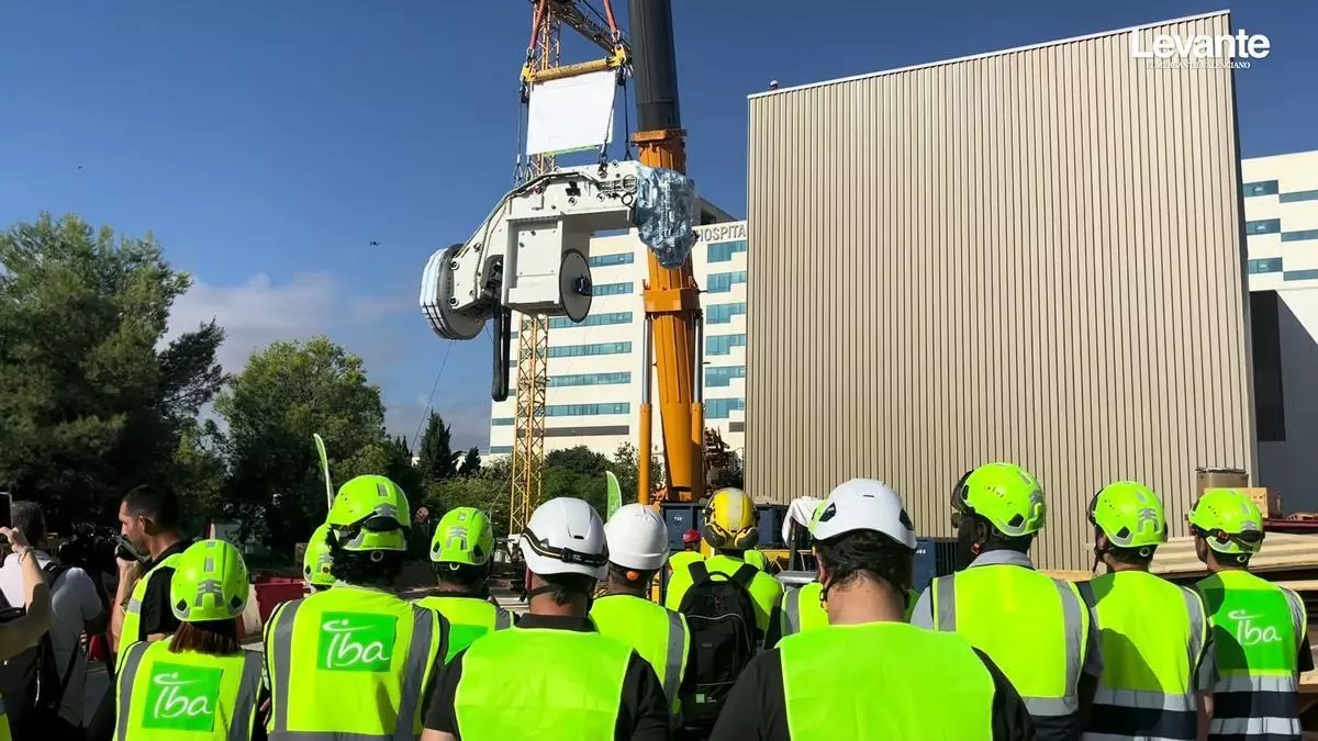 La máquina de protonterapia de Amancio Ortega inaugura la nueva 'ciudad oncológica' en la Fe de València
