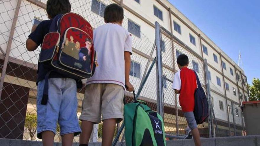 Imagen del edificio desalojado hace dos años en el colegio Rico Sapena debido al deterioro de algunos de sus pilares.