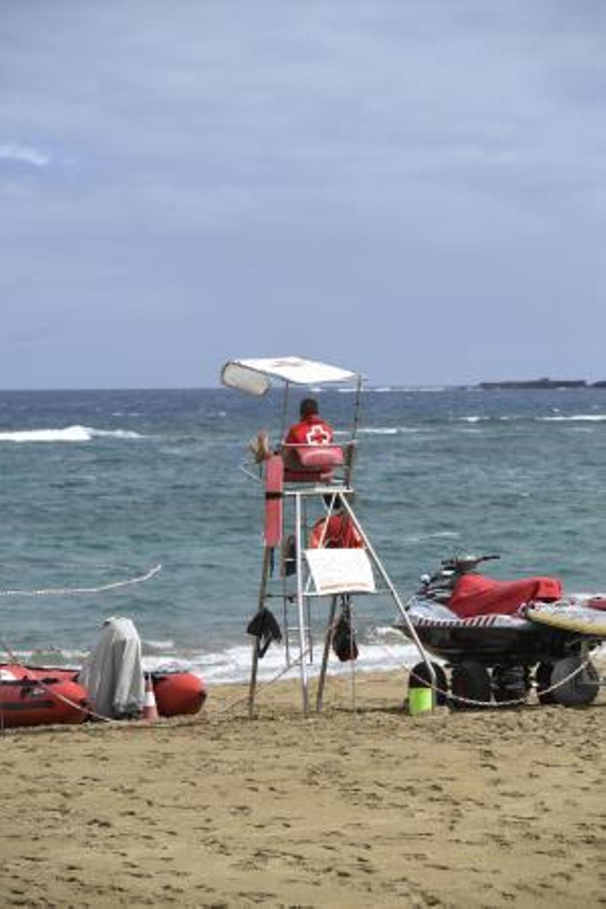 12-06-19 LAS PALMAS DE GRAN CANARIA. PLAYA DE LAS CANTERAS. LAS PALMAS DE GRAN CANARIA. METEOROLOGIA. Playa de Las Canteras. Fotos: Juan Castro. | 12/06/2019 | Fotógrafo: Juan Carlos Castro 12-06-19 LAS PALMAS DE GRAN CANARIA. PLAYA DE LAS CANTERAS. LAS PALMAS DE GRAN CANARIA. METEOROLOGIA. Playa de Las Canteras. Fotos: Juan Castro. | 12/06/2019 | Fotógrafo: Juan Carlos Castro