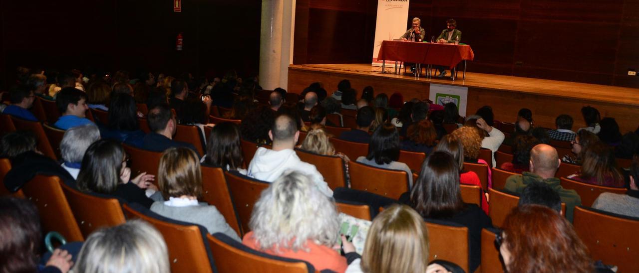 La presentación de &quot;Todo vuelve&quot;, de Juan Gómez-Jurado, reunió a más de 230 personas en el Centro Social do Mar de Bueu.
