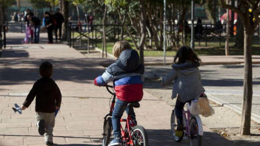 Los beneficios de que los niños jueguen al aire libre