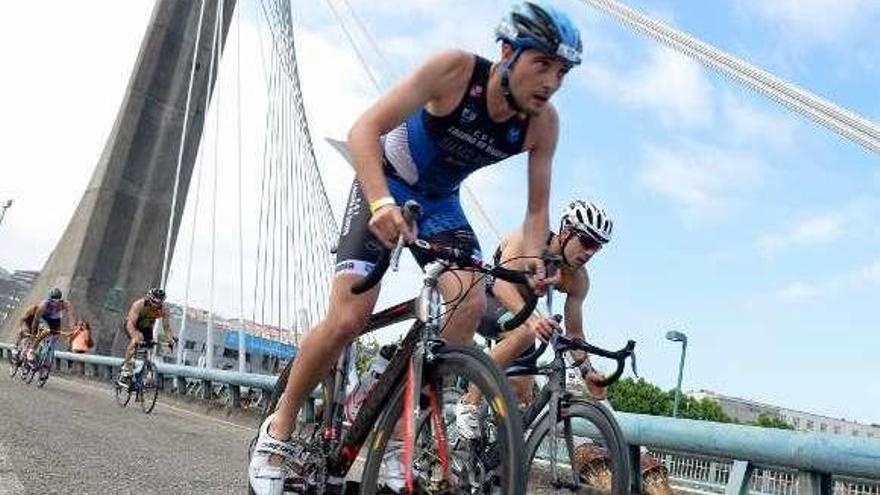 Una anterior prueba de triatlón en el puente de Os Tirantes. // G. Santos