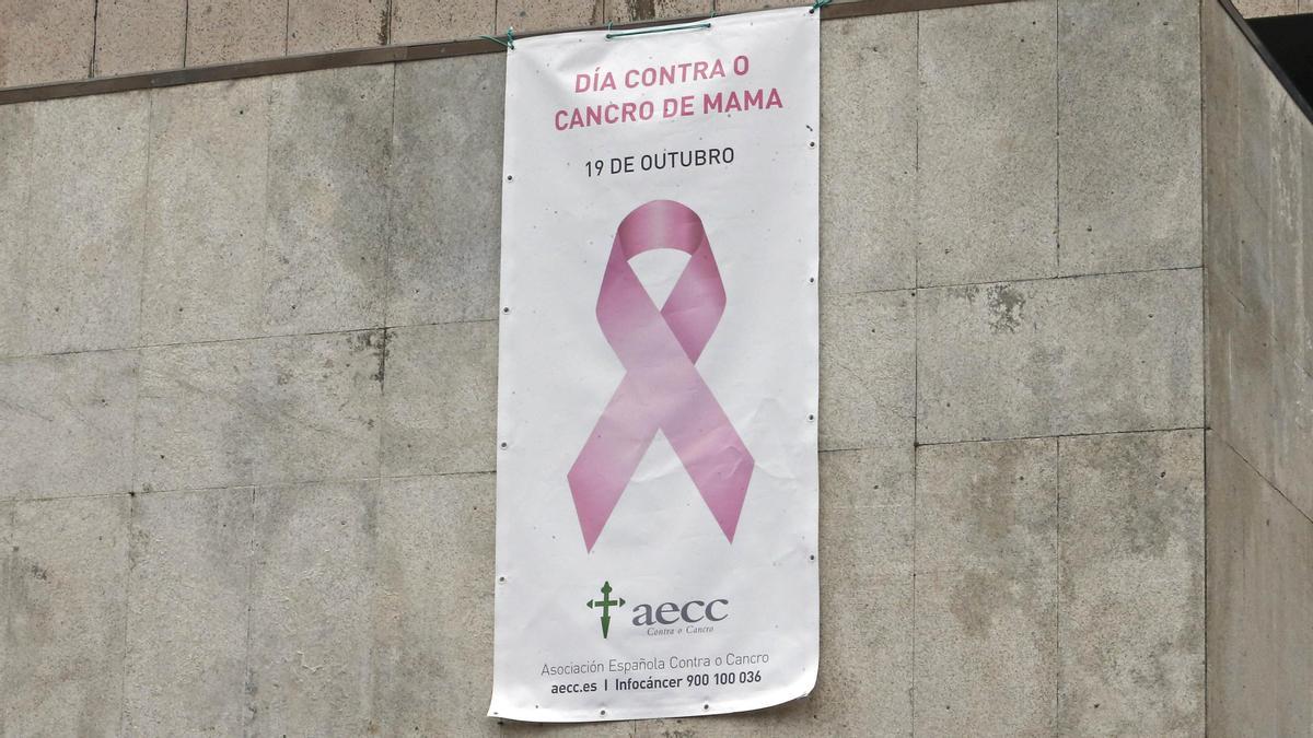 Lazo rosa en la fachada de un edificio, con motivo del Día mundial contra el cáncer de mama, que se conmemora hoy.