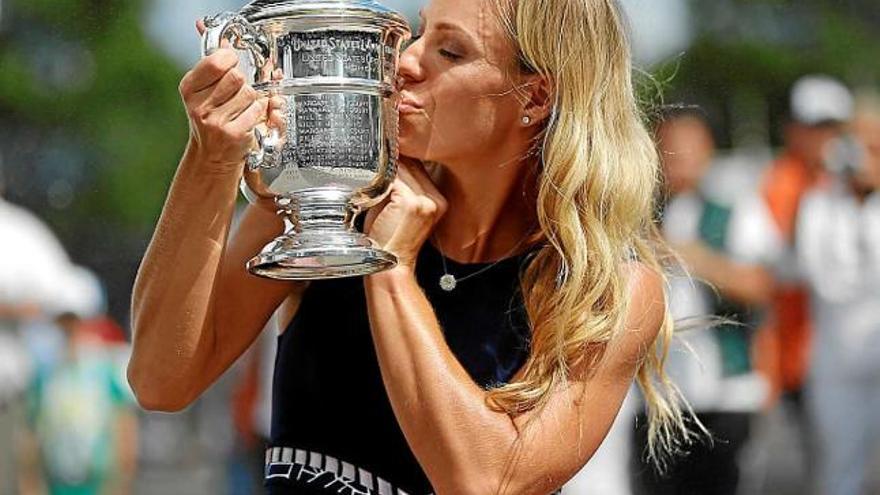 Angelique Kerber, amb el trofeu de l&#039;US Open, ahir a Nova York