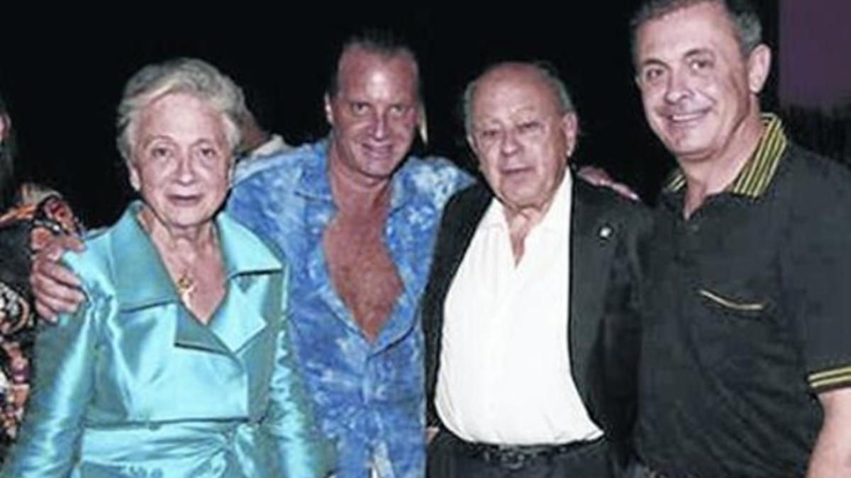 Jordi Pujol Ferrusola (derecha), con sus padres y su exsocio Sergio Kam, en Acapulco.