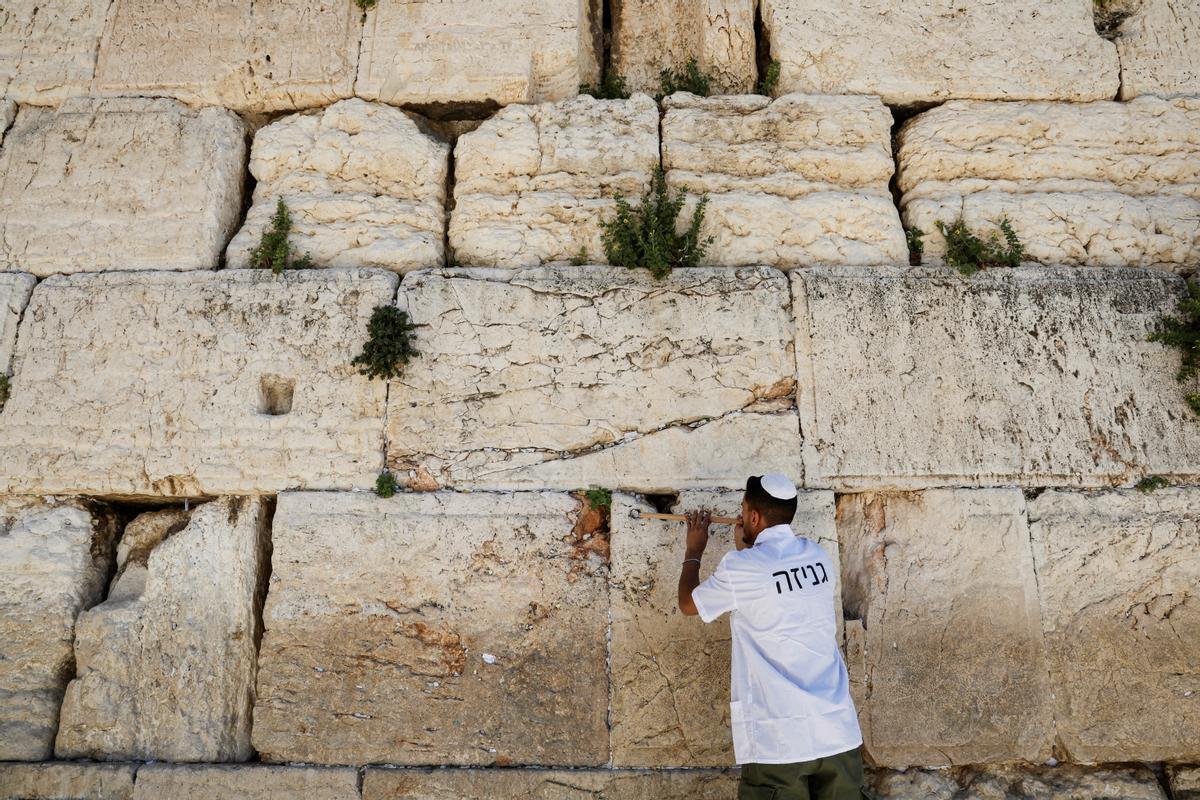 Trabajadores retiran notas de las grietas del Muro de los Lamentos para dejar espacio, como parte de los preparativos previos a la festividad judía de la Pascua, en la Ciudad Vieja de Jerusalén.