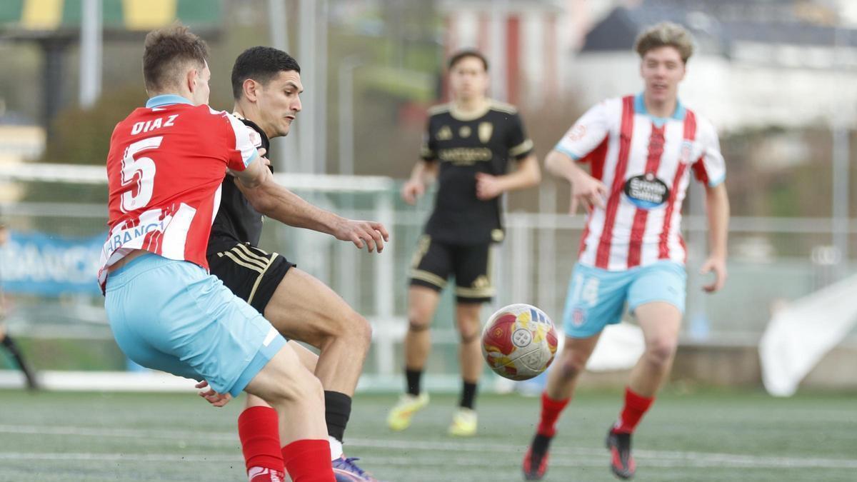 Los Jugadores del Lugo B presionan al compostelanista Guisande para impedir que pueda avanzar con el balón en el campo de A Cheda.